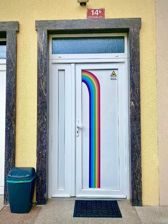 מריבור Rainbow House Rooms מראה חיצוני תמונה